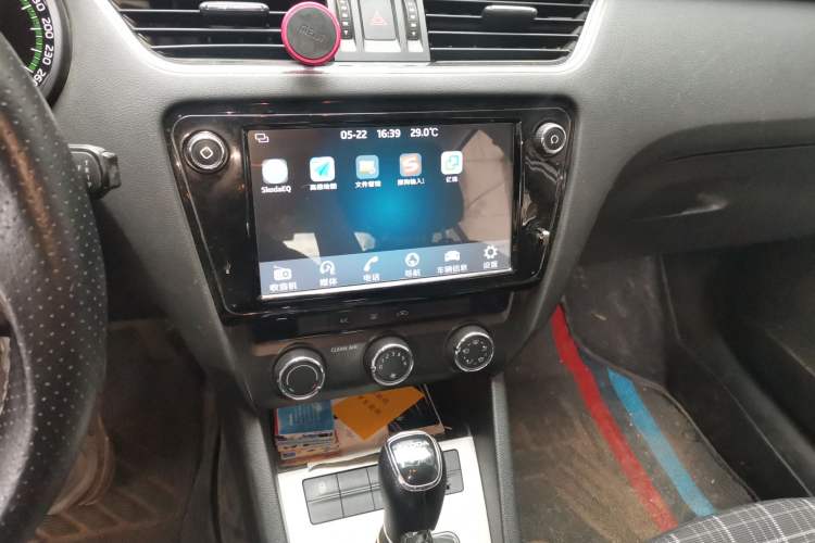 Used Skoda Octavia 2018 1.6L Automatic Comfort Edition Audio And AC Panel