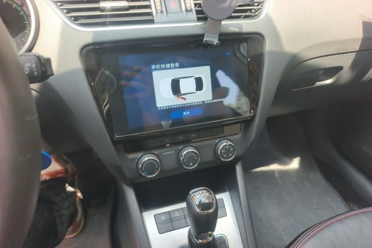 Used Skoda Octavia 2018 TSI230 DSG Comfort Edition Audio And AC Panel
