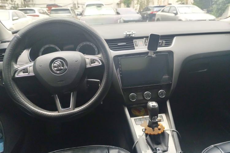 Used Skoda Octavia 2018 1.6L Automatic Luxury Edition Center Console