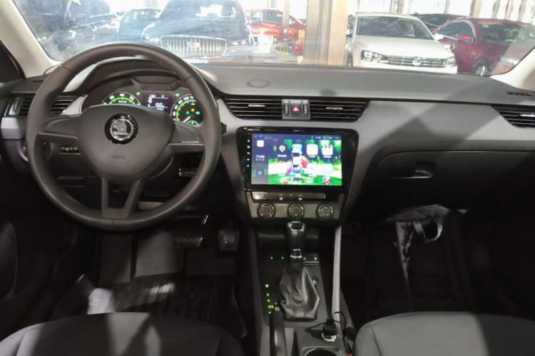 Used Skoda Octavia 2018 Station Wagon TSI230 DSG Comfort Edition Center Console