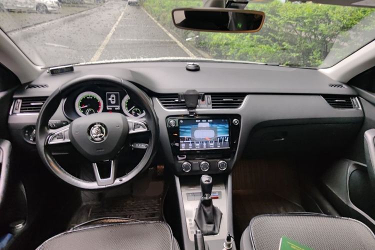 Used Skoda Octavia 2018 1.6L Automatic Luxury Edition Center Console