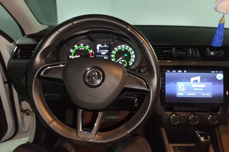 Used Skoda Octavia 2018 1.6L Automatic Comfort Edition Center Console