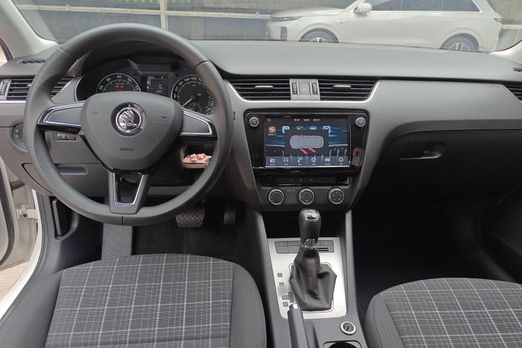 Used Skoda Octavia 2018 1.6L Automatic Comfort Edition Center Console