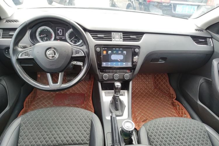 Used Skoda Octavia 2018 1.6L Automatic Luxury Edition Center Console