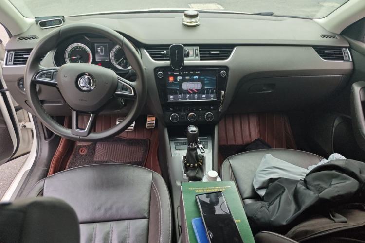 Used Skoda Octavia 2018 Station Wagon TSI280 DSG Flagship Edition Center Console