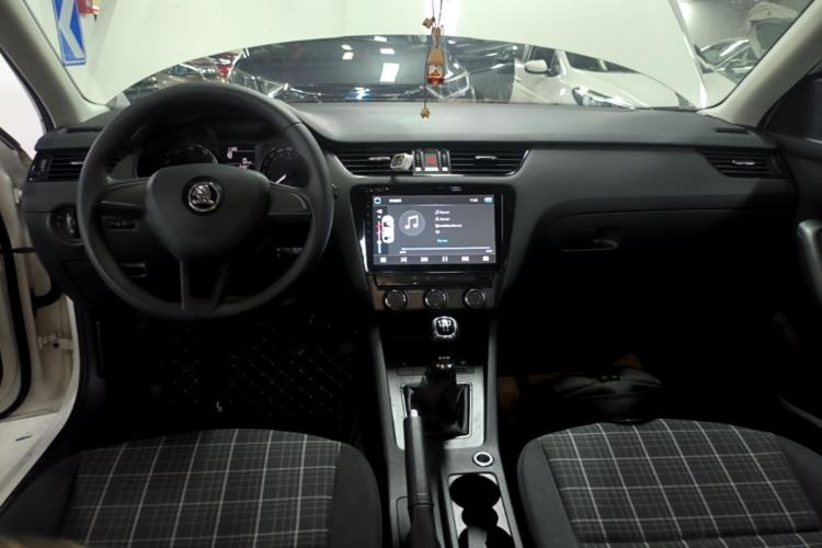 Used Skoda Octavia 2018 1.6L Manual Standard Edition Center Console