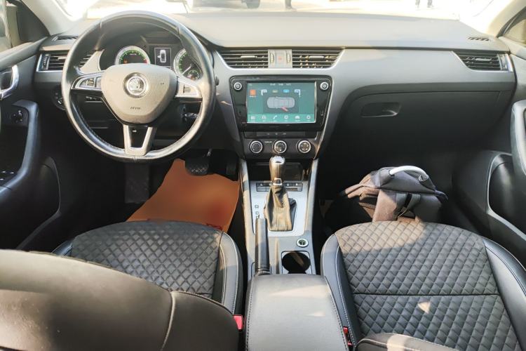 Used Skoda Octavia 2018 Station Wagon TSI230 DSG Luxury Edition Center Console