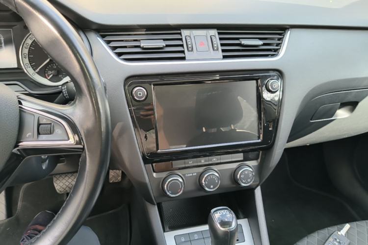 Used Skoda Octavia 2018 TSI230 DSG Luxury Edition Center Console