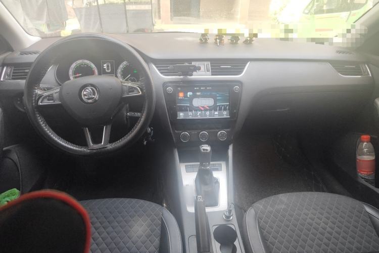 Used Skoda Octavia 2018 1.6L Automatic Luxury Edition Center Console