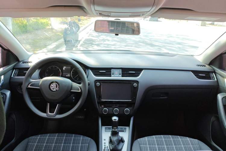 Used Skoda Octavia 2018 TSI230 DSG Comfort Edition Center Console