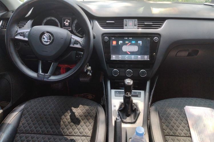 Used Skoda Octavia 2018 1.6L Automatic Luxury Edition Center Console