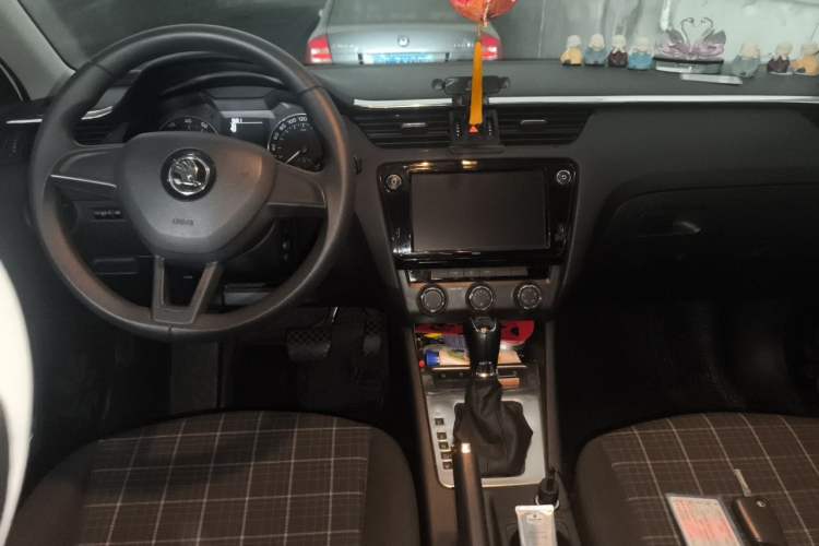 Used Skoda Octavia 2018 Station Wagon TSI230 DSG Comfort Edition Center Console