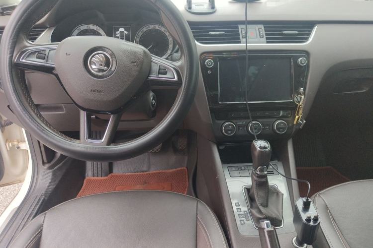 Used Skoda Octavia 2018 Station Wagon TSI280 DSG Flagship Edition Center Console