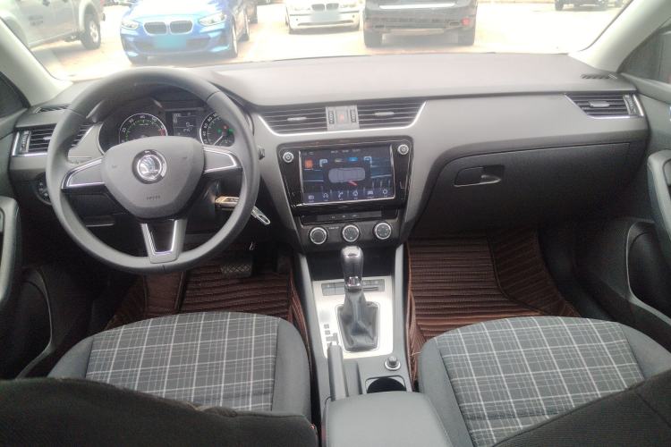 Used Skoda Octavia 2018 1.6L Automatic Comfort Edition Center Console