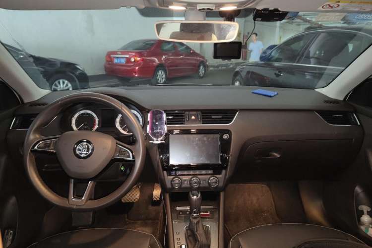 Used Skoda Octavia 2018 Station Wagon TSI280 DSG Flagship Edition Center Console