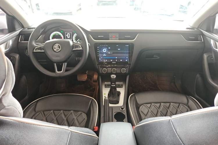Used Skoda Octavia 2018 1.6L Automatic Luxury Edition Center Console