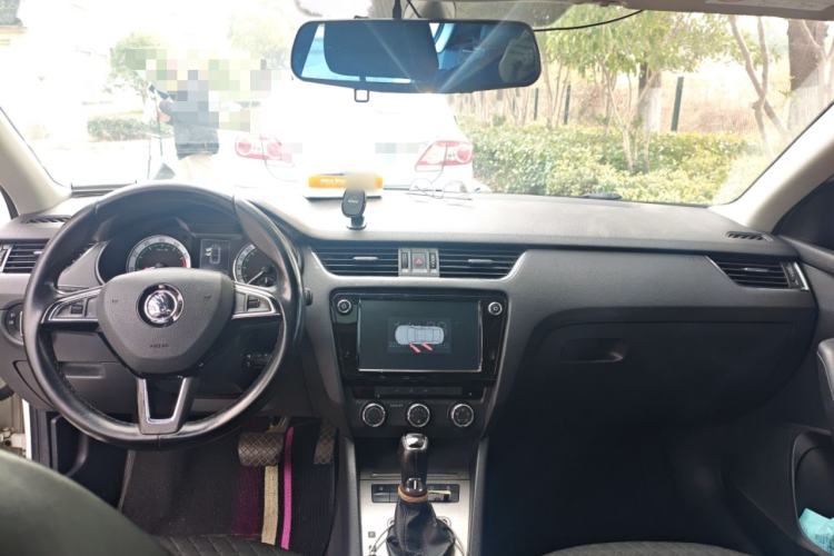 Used Skoda Octavia 2018 1.6L Automatic Luxury Edition Center Console