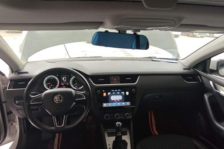 Used Skoda Octavia 2018 1.6L Automatic Luxury Edition Center Console