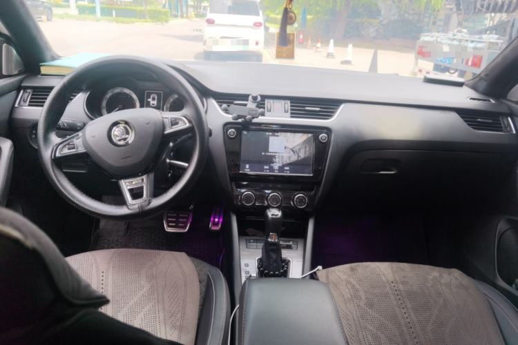 Used Skoda Octavia 2018 1.6L Automatic Luxury Edition Center Console