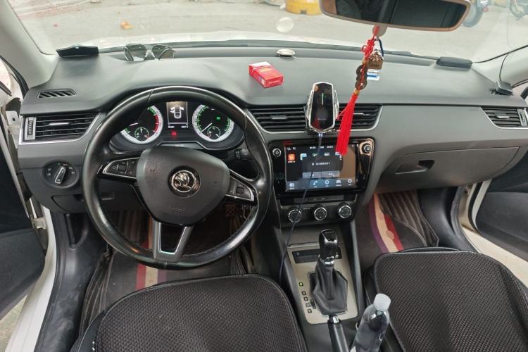 Used Skoda Octavia 2018 1.6L Automatic Luxury Edition Center Console