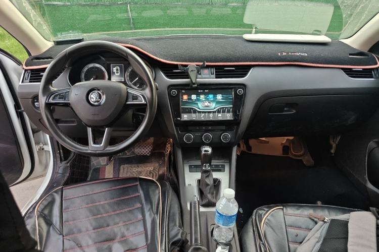 Used Skoda Octavia 2018 1.6L Automatic Luxury Edition Center Console
