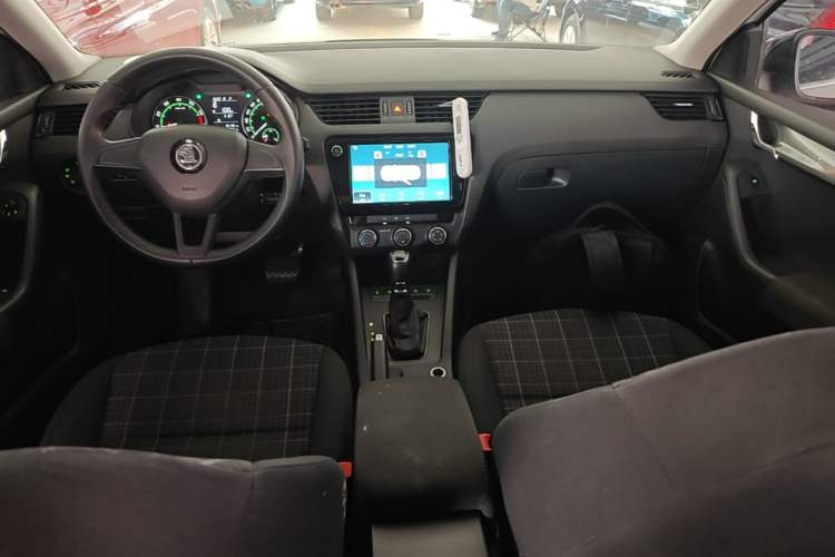 Used Skoda Octavia 2018 Station Wagon TSI230 DSG Comfort Edition Center Console