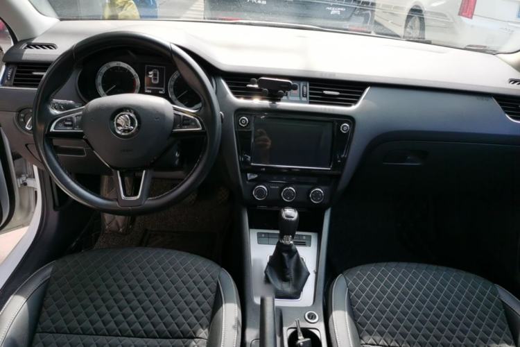 Used Skoda Octavia 2018 1.6L Automatic Luxury Edition Center Console