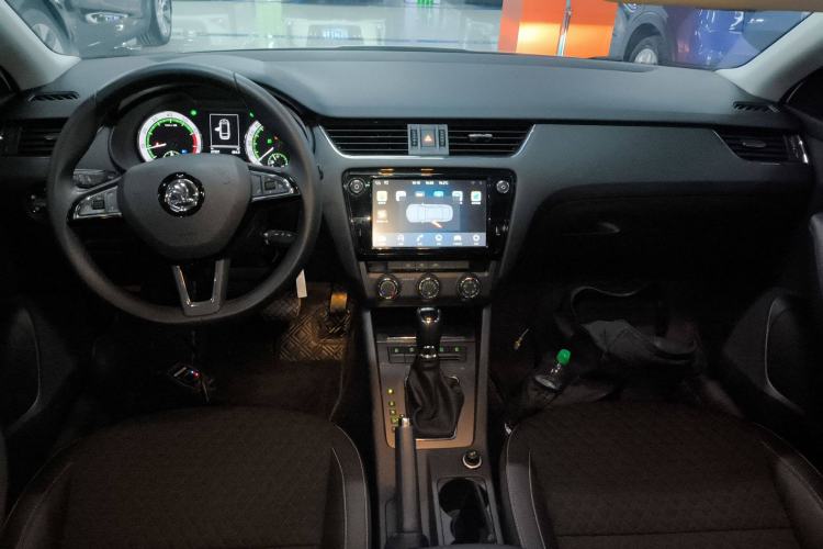 Used Skoda Octavia 2018 Station Wagon TSI280 DSG Luxury Edition Center Console