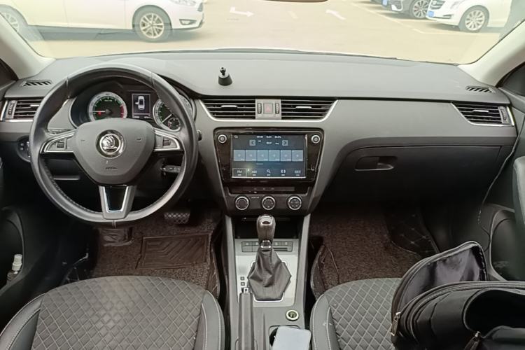 Used Skoda Octavia 2018 Station Wagon TSI230 DSG Luxury Edition Center Console