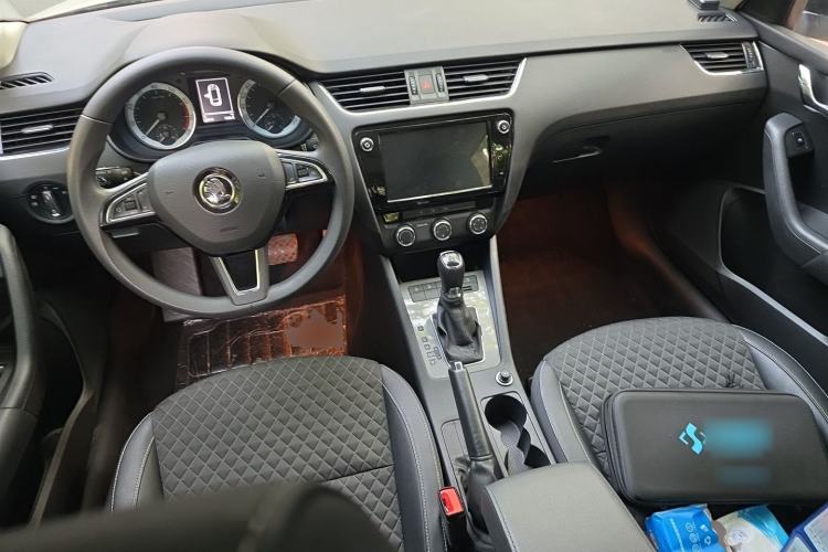 Used Skoda Octavia 2018 Station Wagon TSI230 DSG Luxury Edition Center Console