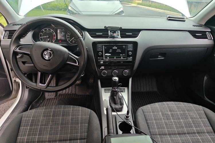 Used Skoda Octavia 2018 TSI230 DSG Comfort Edition Center Console