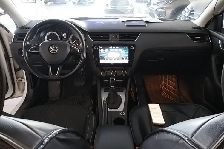 Used Skoda Octavia 2018 1.6L Automatic Luxury Edition Center Console