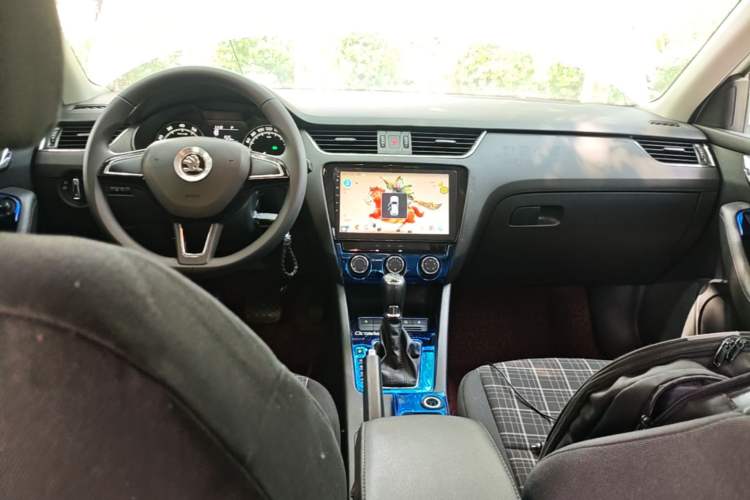 Used Skoda Octavia 2018 1.6L Automatic Comfort Edition Center Console