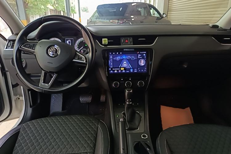 Used Skoda Octavia 2018 Station Wagon TSI280 DSG Luxury Edition Center Console