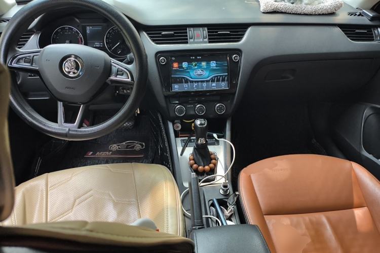 Used Skoda Octavia 2018 TSI230 DSG Comfort Edition Center Console