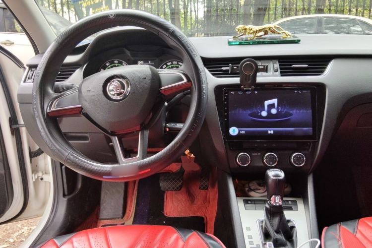 Used Skoda Octavia 2018 1.6L Automatic Comfort Edition Center Console
