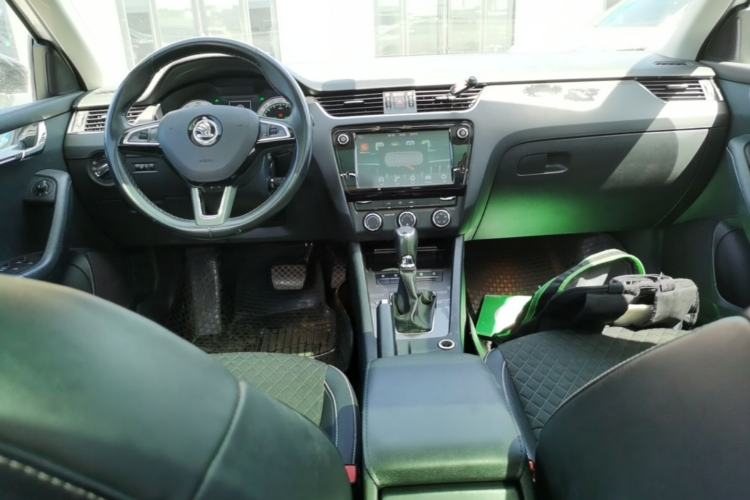 Used Skoda Octavia 2018 Station Wagon TSI230 DSG Luxury Edition Center Console