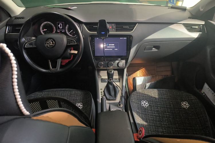 Used Skoda Octavia 2018 1.6L Automatic Luxury Edition Center Console