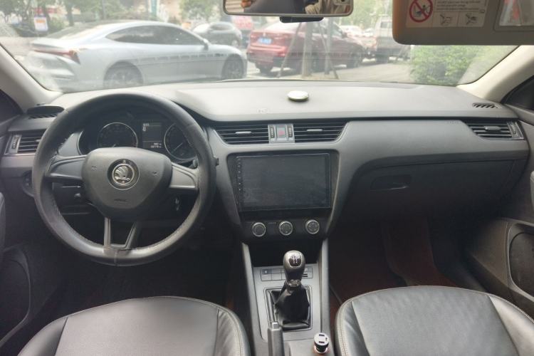 Used Skoda Octavia 2018 1.6L Manual Standard Edition Center Console