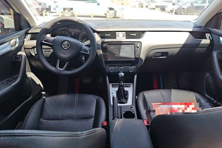 Used Skoda Octavia 2018 1.6L Automatic Comfort Edition Center Console
