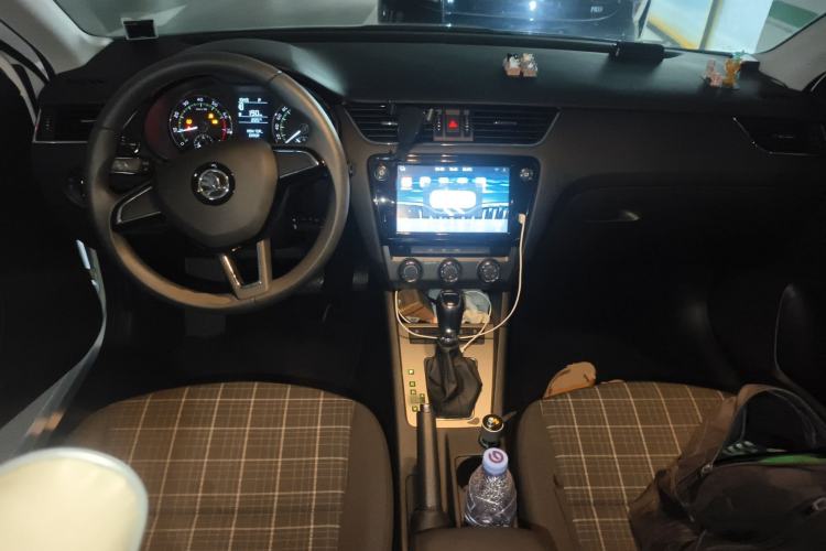 Used Skoda Octavia 2018 1.6L Automatic Comfort Edition Center Console
