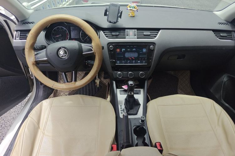 Used Skoda Octavia 2018 1.6L Automatic Comfort Edition Center Console
