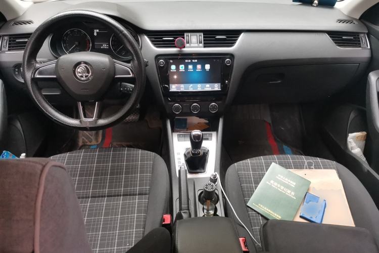 Used Skoda Octavia 2018 1.6L Automatic Comfort Edition Center Console