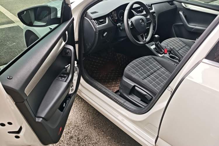 Used Skoda Octavia 2018 1.6L Automatic Comfort Edition Driver Seat