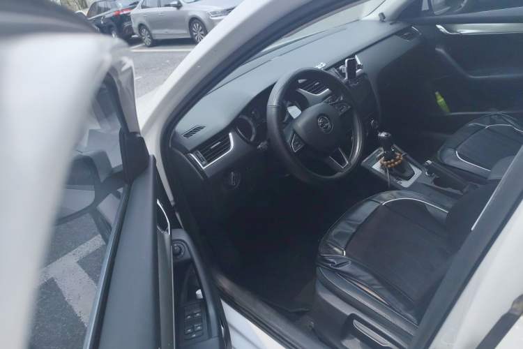 Used Skoda Octavia 2018 1.6L Automatic Luxury Edition Driver Seat