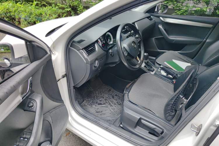 Used Skoda Octavia 2018 1.6L Automatic Luxury Edition Driver Seat
