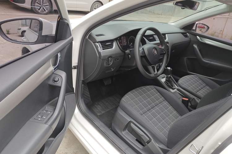 Used Skoda Octavia 2018 1.6L Automatic Comfort Edition Driver Seat