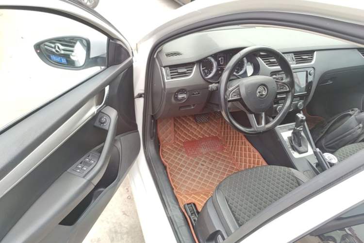 Used Skoda Octavia 2018 1.6L Automatic Luxury Edition Driver Seat