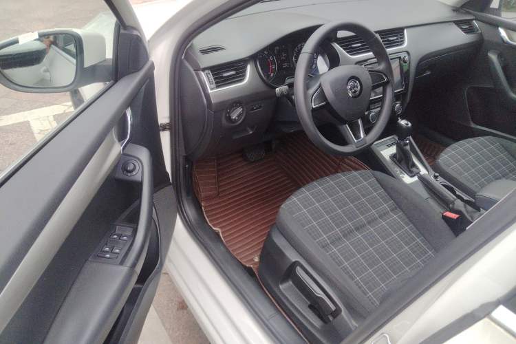Used Skoda Octavia 2018 1.6L Automatic Comfort Edition Driver Seat