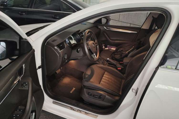 Used Skoda Octavia 2018 Station Wagon TSI280 DSG Flagship Edition Driver Seat